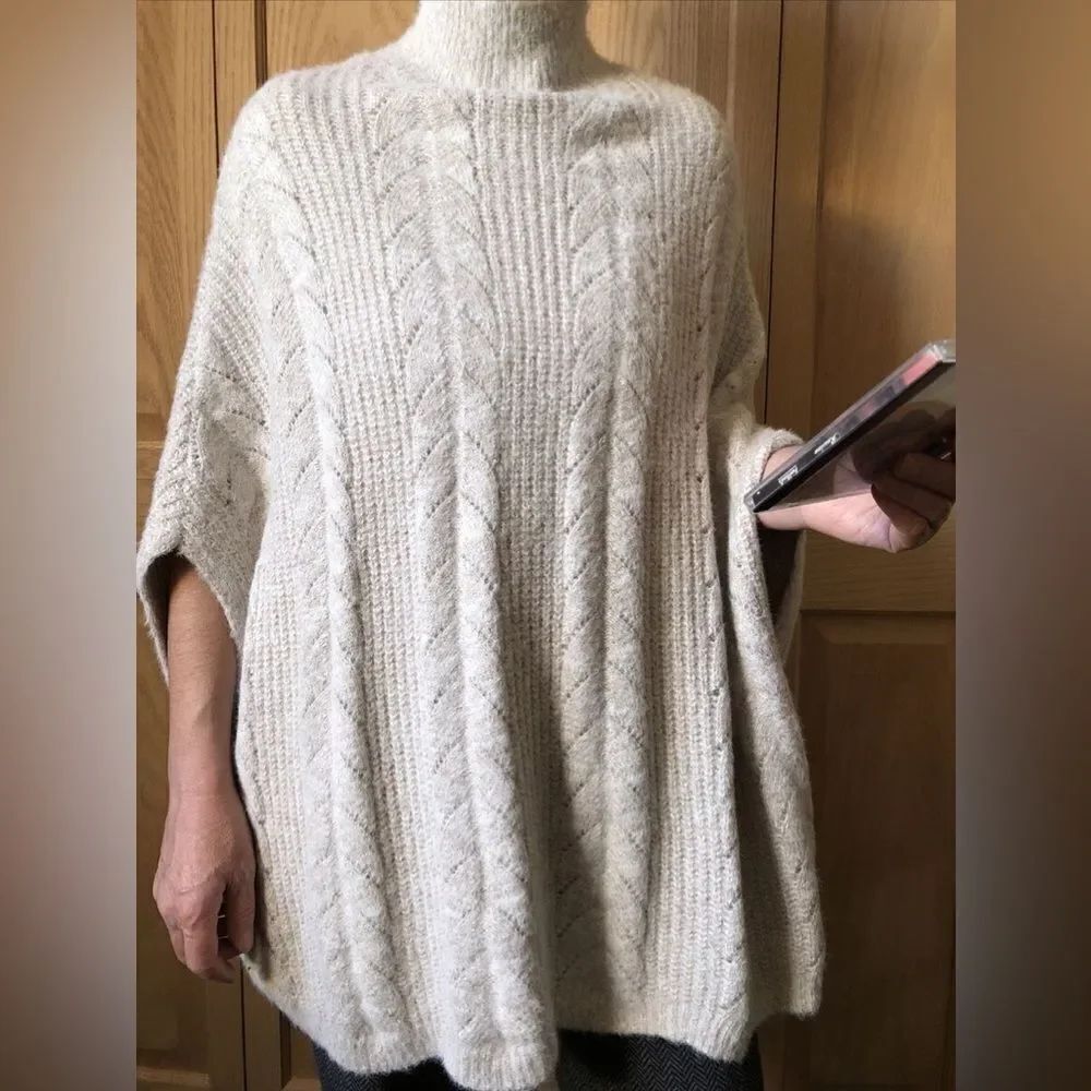 Anthropologie Akemi+Kin Sweater Poncho O/S